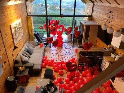 Crveni balon u obliku srca sa love natpisom cela prostorija