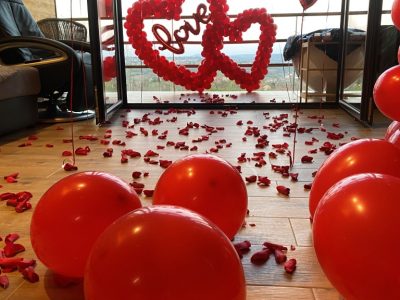 Crveni balon u obliku srca sa love natpisom