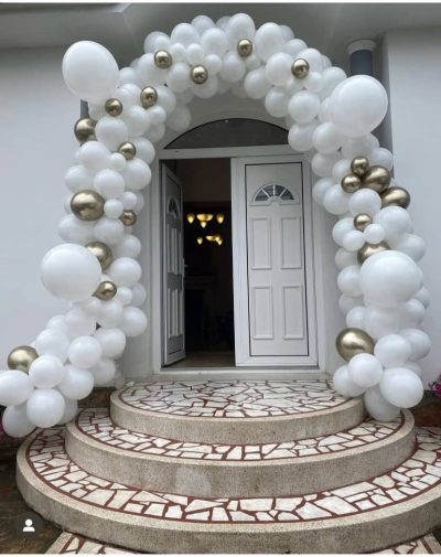 Dekorisana kuća za venčanje od balona
