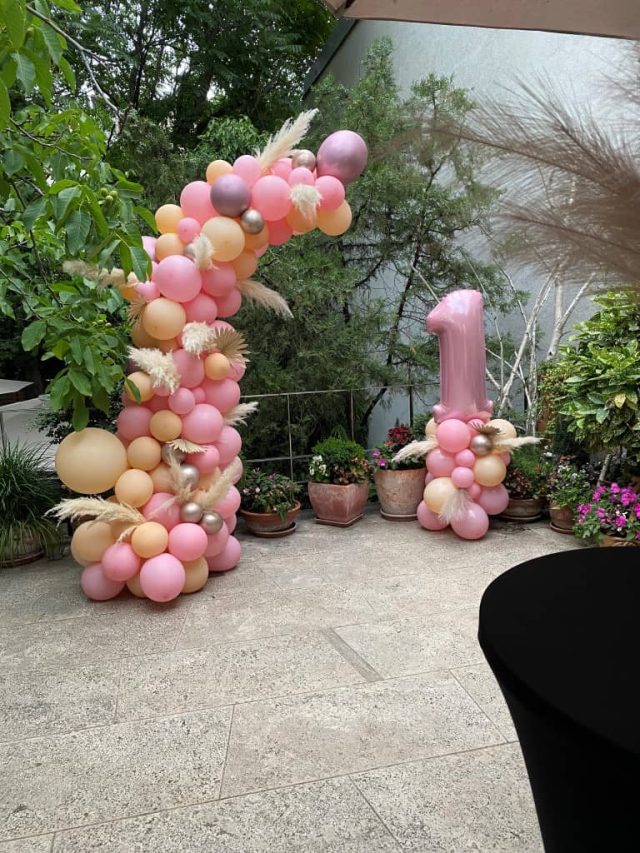 Stub od balona i broj 1 koji predstavlja 1. rođendan