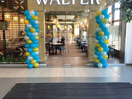 Otvaranje Walter restorana dekorisan ulaz sa balonima za ceremoniju otvaranja